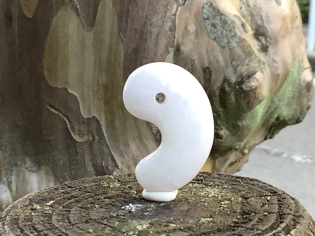 ✳白地肌*無垢物　超お買い得お値段設定‼️糸魚川翡翠勾玉　本物鑑定付15万円以上‼️