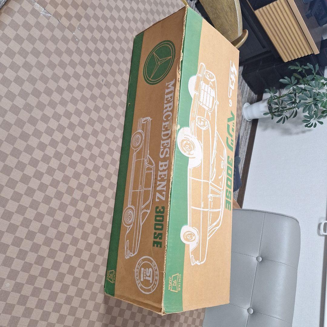 Mercedes-Benz 300SE レッド ミニカー 1/18