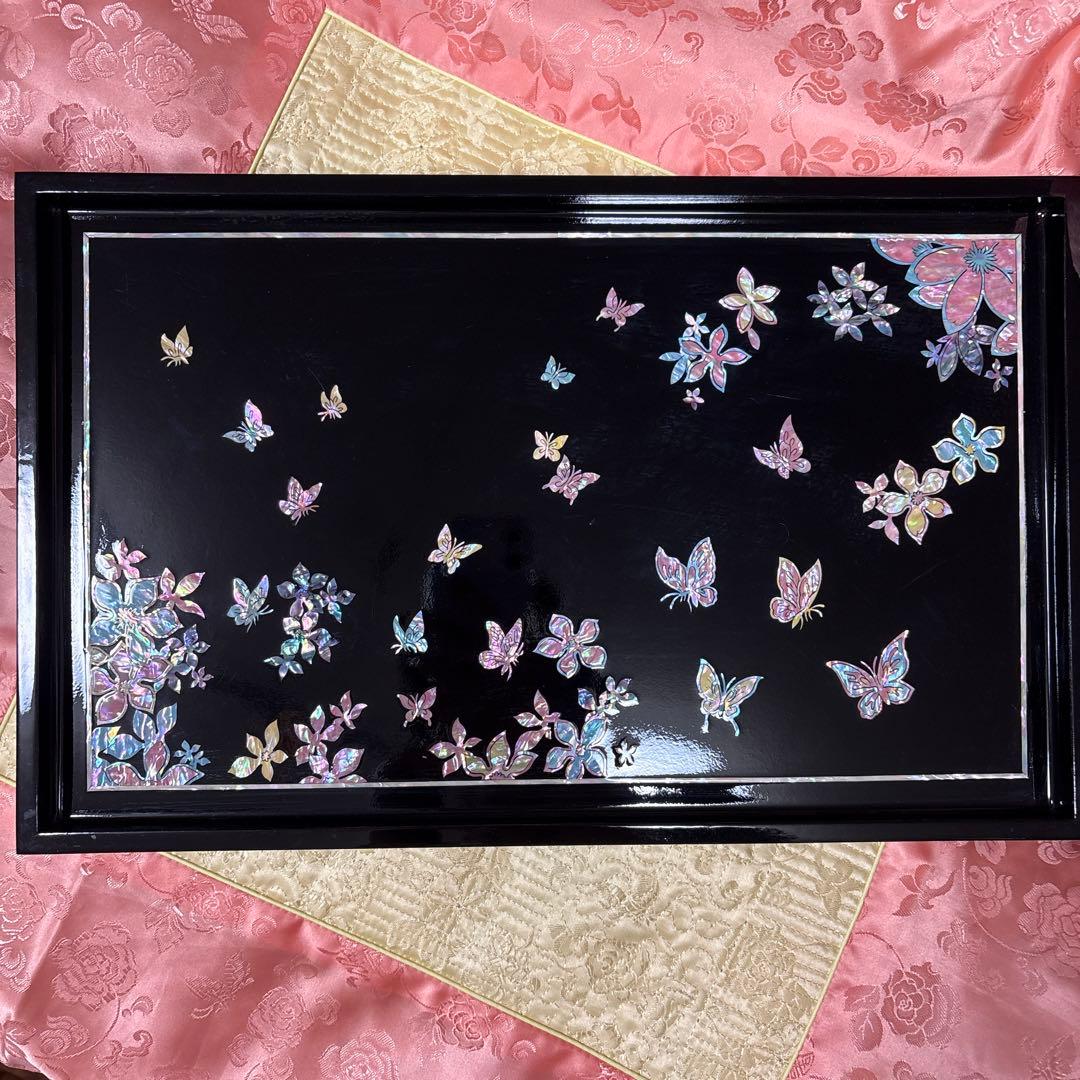 韓国螺鈿工芸品漆蝶と花のトレイ