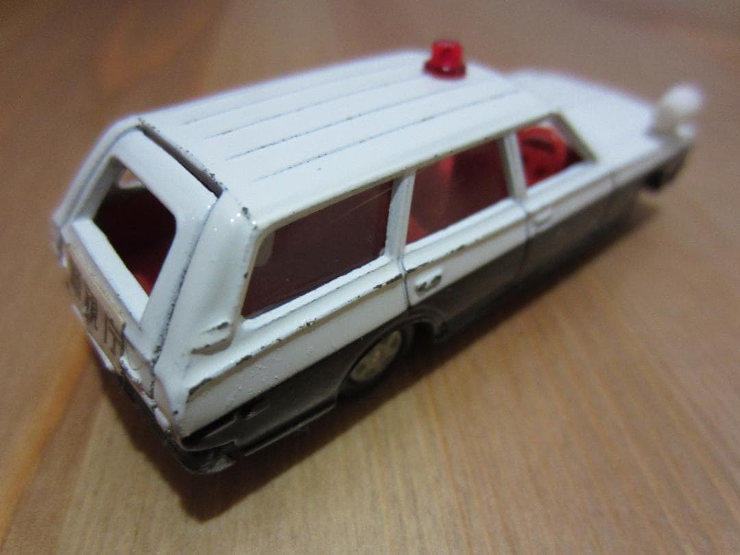 黒箱トミカ／運転席窓開きVer.／日産セドリックバン／パトカー