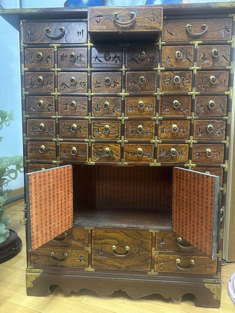 【希少】昔の薬箱箪笥 多引き出し 木製 真鍮金具 魚鍵付き 彫刻文字 古民家