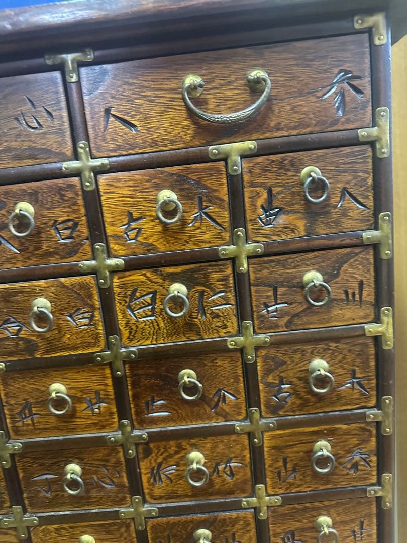 【希少】昔の薬箱箪笥 多引き出し 木製 真鍮金具 魚鍵付き 彫刻文字 古民家