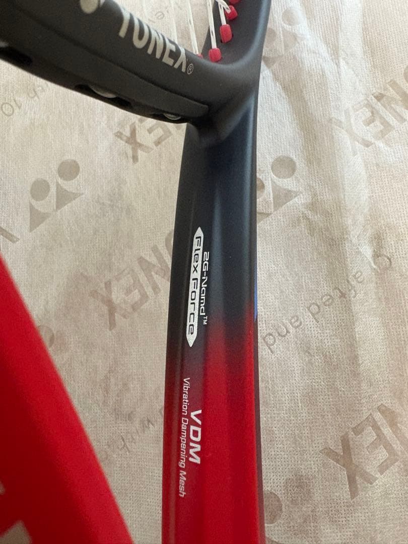 YONEX Vcore100 300gレッド/ブラック　yonex不織布袋付き♡