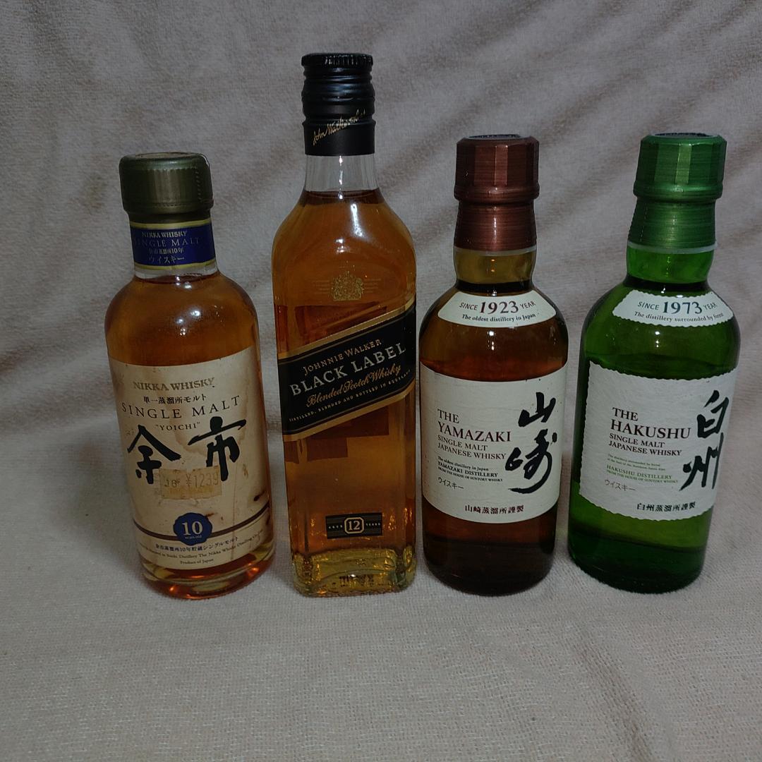 余市10年黒キャップミニボトルと非売品ジョニーウォーカーと普通の山崎白州