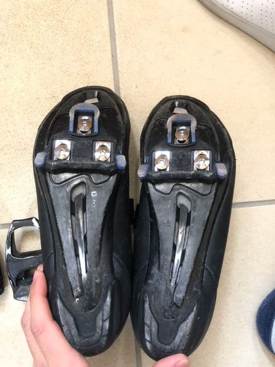 シマノのビンディングシューズとペダルとクリートのセットです