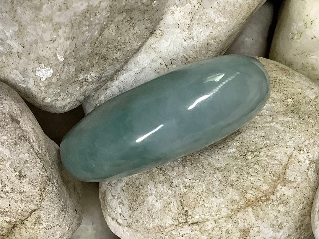 コン沢翡翠青緑抜群の透過　艶照り透過極上‼️糸魚川翡翠勾玉　最高峰の1点鑑別書付