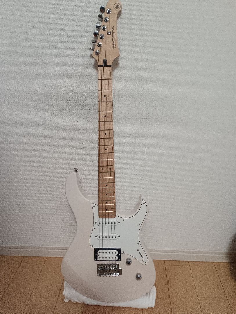 美品　Yamaha PACIFICA エレキギター ホワイト　薄いピンク色