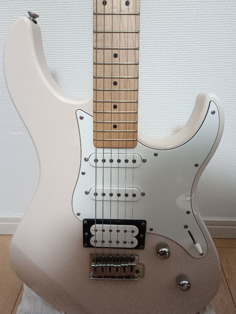 美品　Yamaha PACIFICA エレキギター ホワイト　薄いピンク色