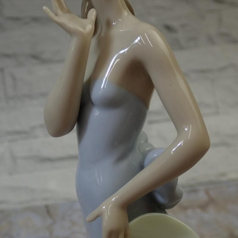 RU-6396 リヤドロ フィギュリン 貴婦人と帽子