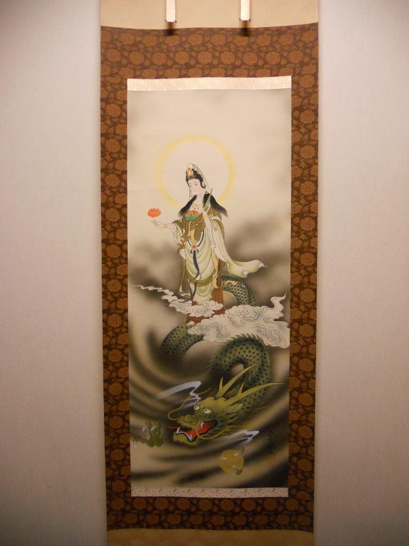 掛け軸 紫雲 龍雲聖観音 絹本 希少 軸装 茶道具 掛軸 美品 です。