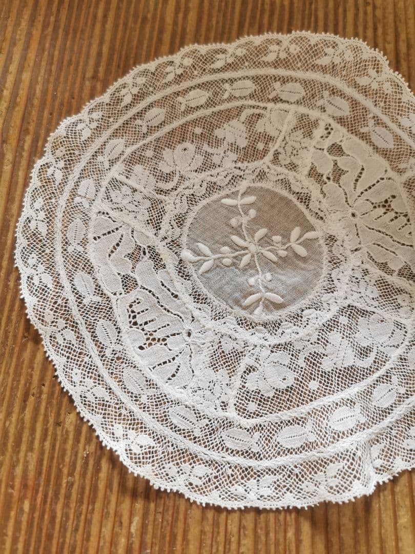 アンティーク ノルマンディーレースドイリー 魚影 薔薇の輪舞曲 草花の手刺繍