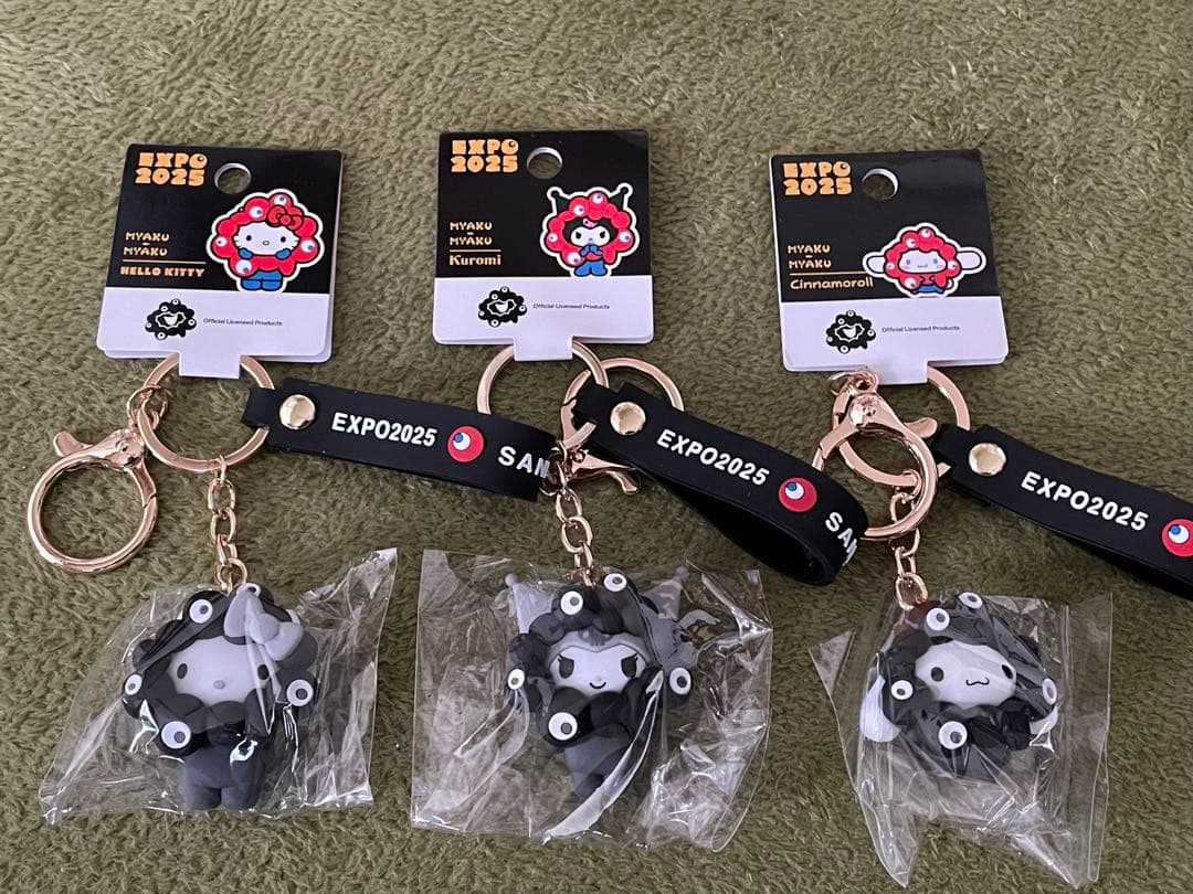 【キティ クロミ シナモン】サンリオ　黒ミャクキーホルダー　万博