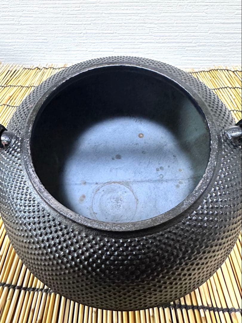 未使用、保管品　南部岩鋳造　１８型丸平アラレ　南部鉄瓶　南部鉄器　鉄瓶