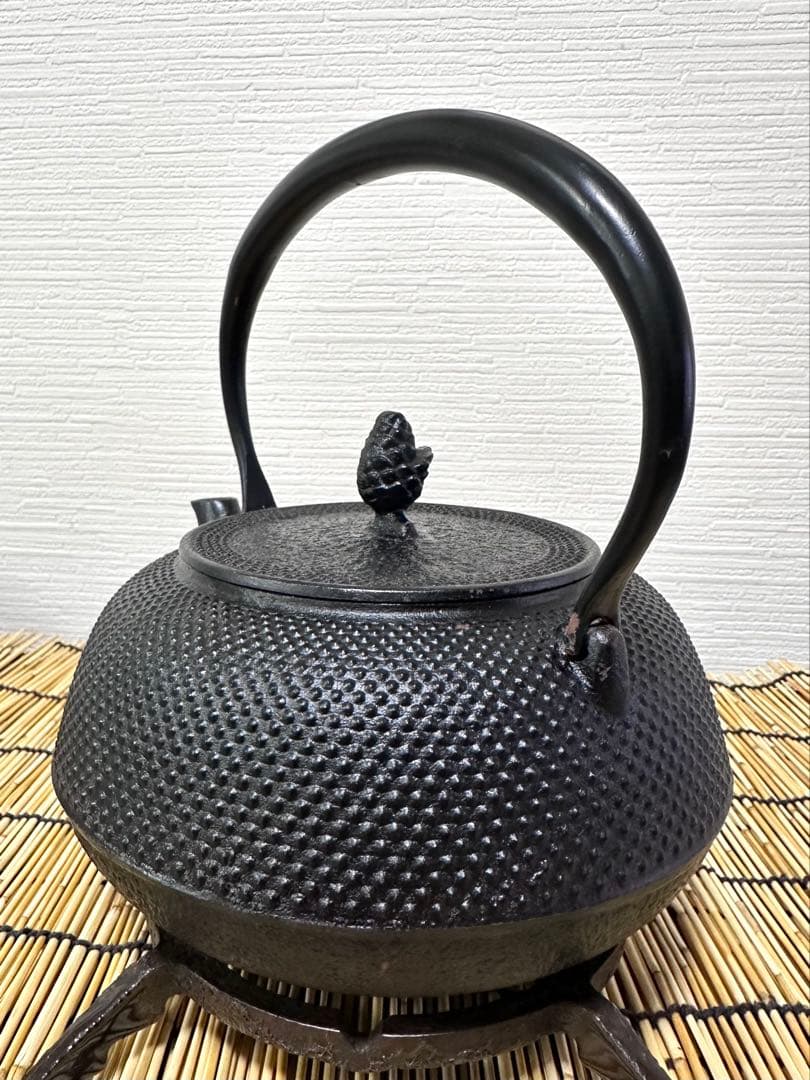 未使用、保管品　南部岩鋳造　１８型丸平アラレ　南部鉄瓶　南部鉄器　鉄瓶