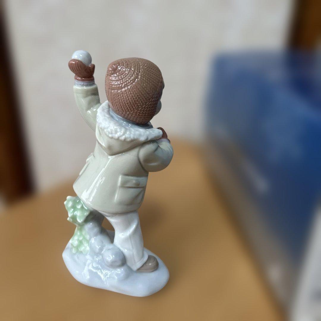 リヤドロ　雪合戦　雪玉を持つ子供の陶器フィギュア　箱付き　未使用品