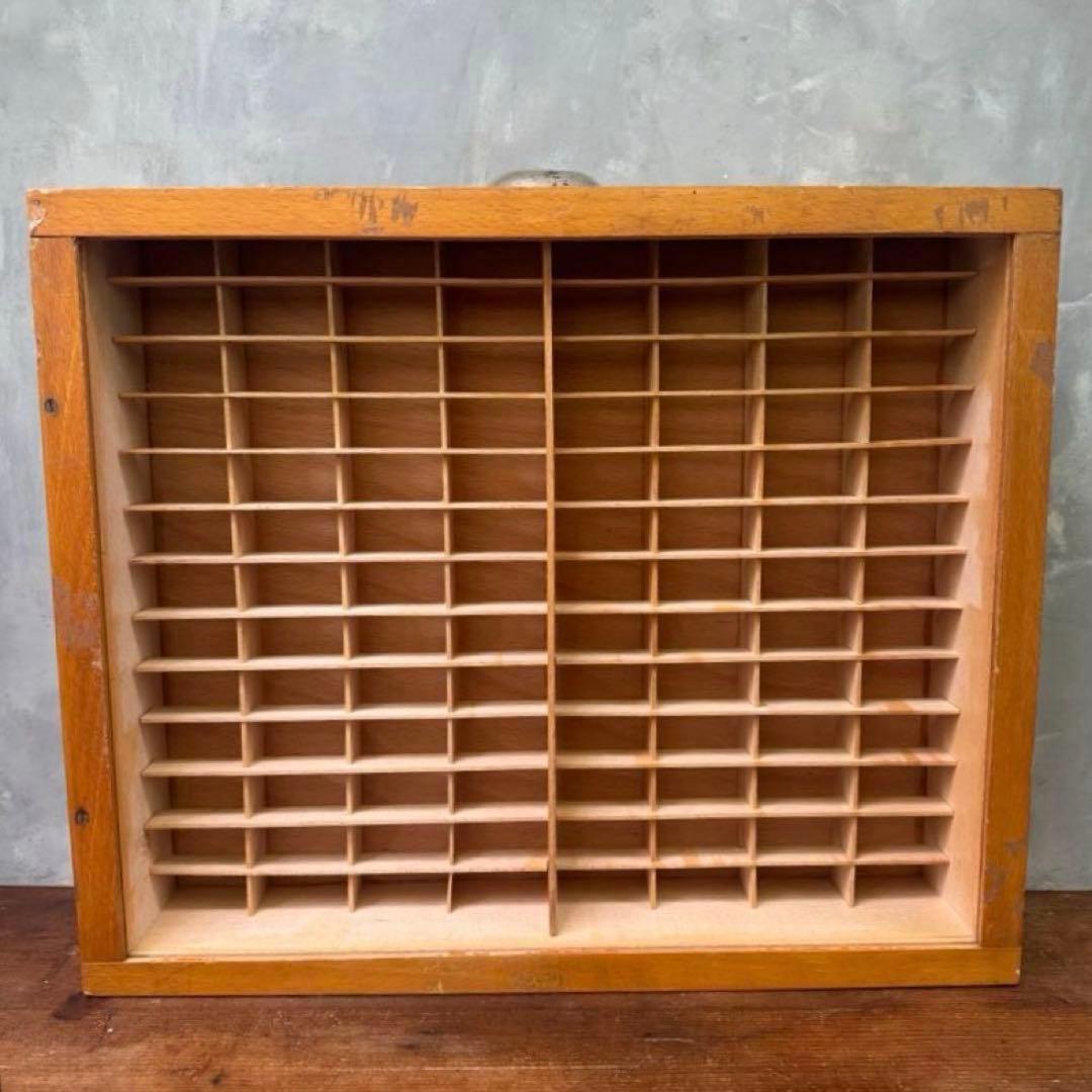 アンティーク イニシャルテープの木製棚、小分け引き出し、ディスプレイボックス