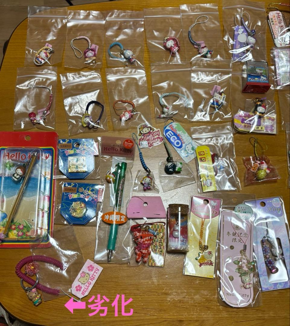 【まとめ売り】ハローキティご当地キティストラップ147個セット+本+おまけ複数