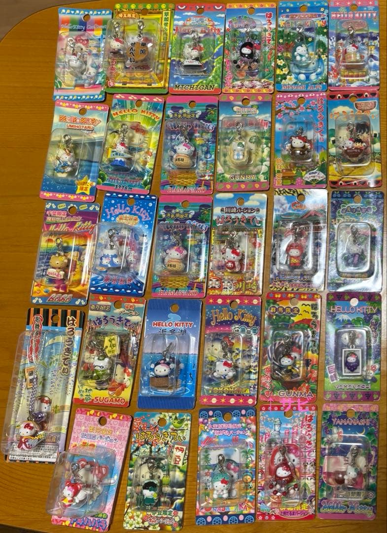 【まとめ売り】ハローキティご当地キティストラップ147個セット+本+おまけ複数