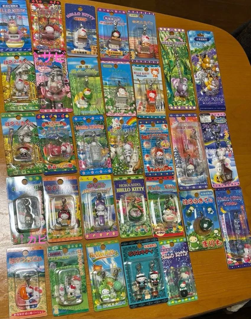 【まとめ売り】ハローキティご当地キティストラップ147個セット+本+おまけ複数