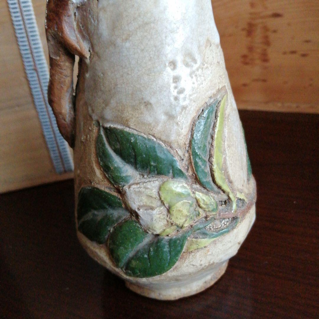 水月焼　細密白椿彫花瓶　16.3cm