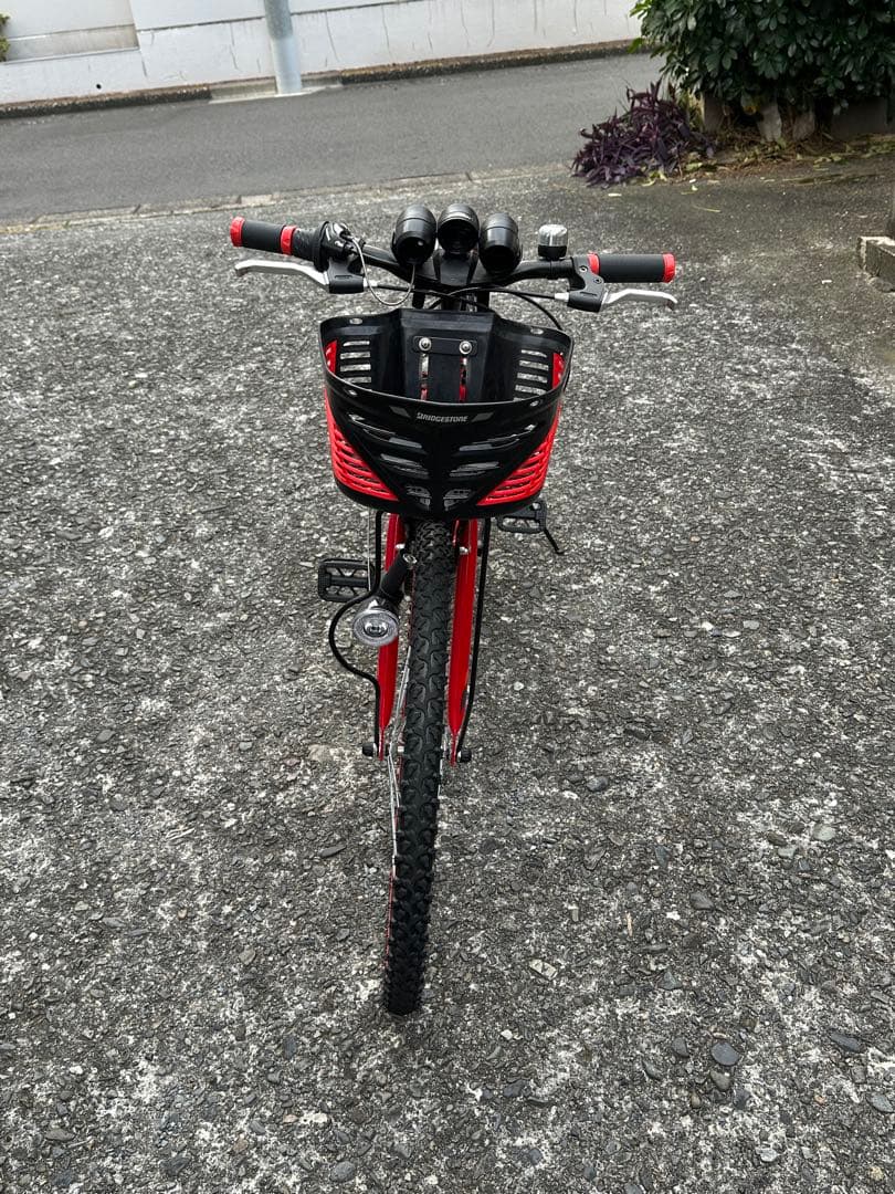赤いマウンテンバイク フロントバスケット付き