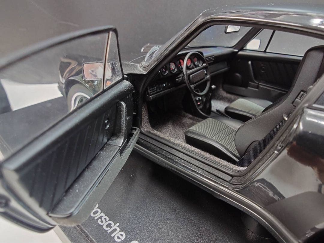 オートアート1/18ミニカー ポルシェ911　930ターボ　3.3