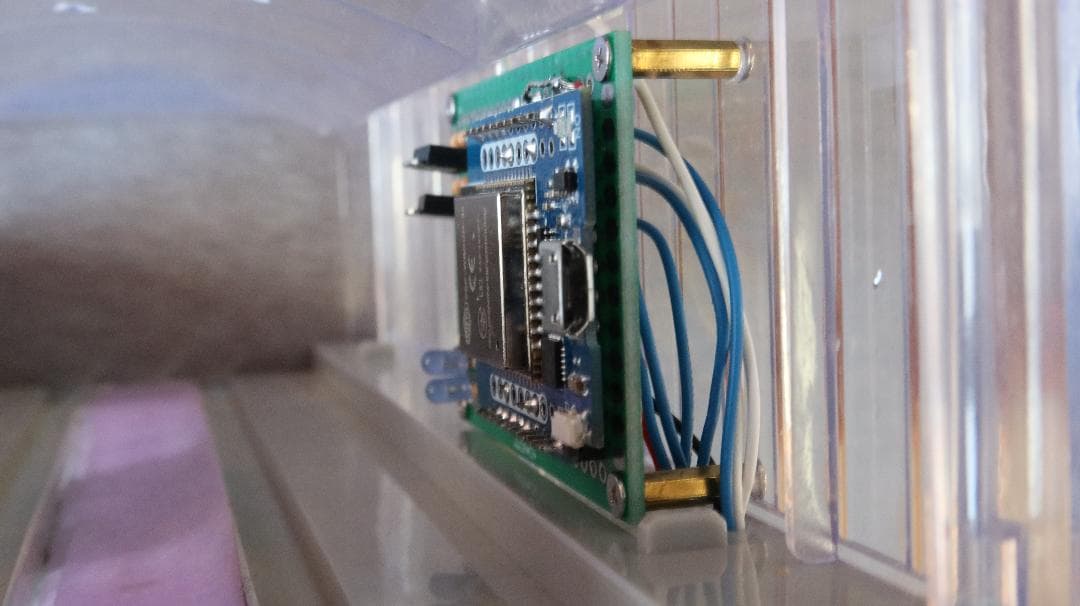 プラレール　電気制御で停止、走行----ホームドア駅を停車駅に改造１式(２線路)