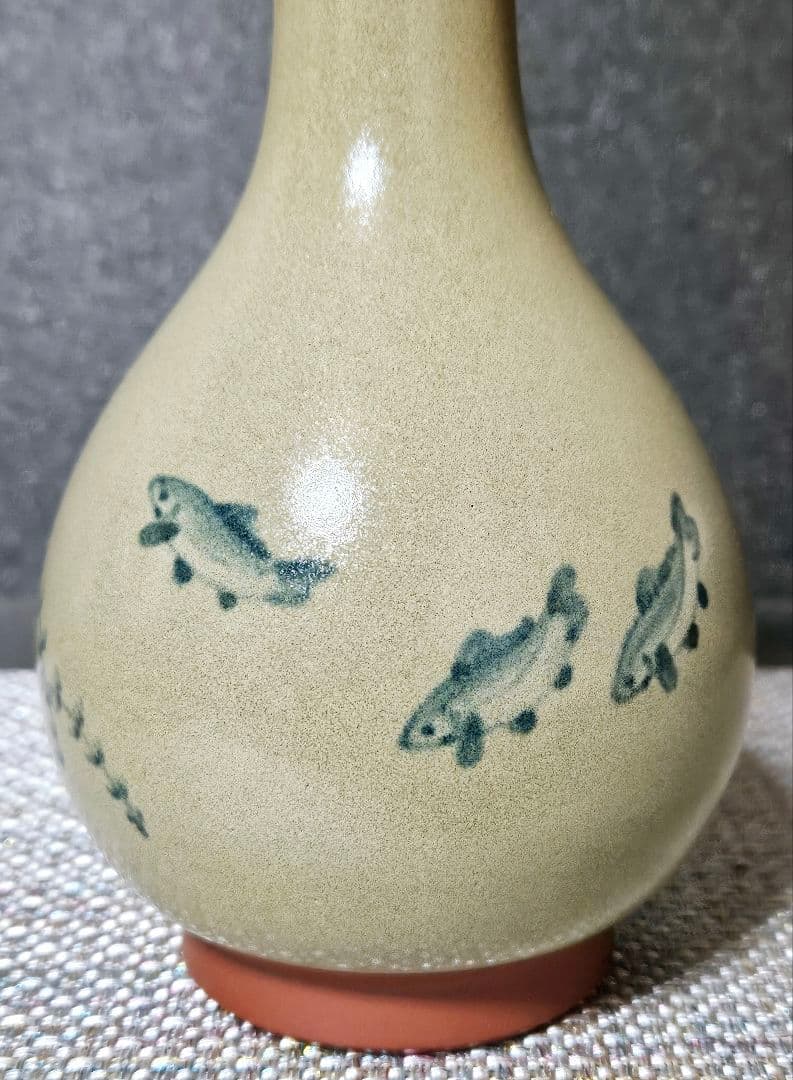 人間国宝　佐渡　無名異焼　五代 伊藤赤水 造　染付　水藻に魚の図　花入れ　共箱