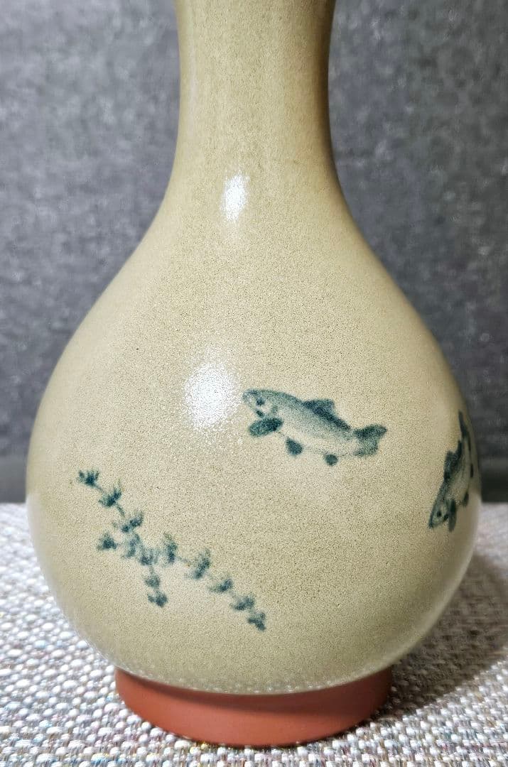 人間国宝　佐渡　無名異焼　五代 伊藤赤水 造　染付　水藻に魚の図　花入れ　共箱