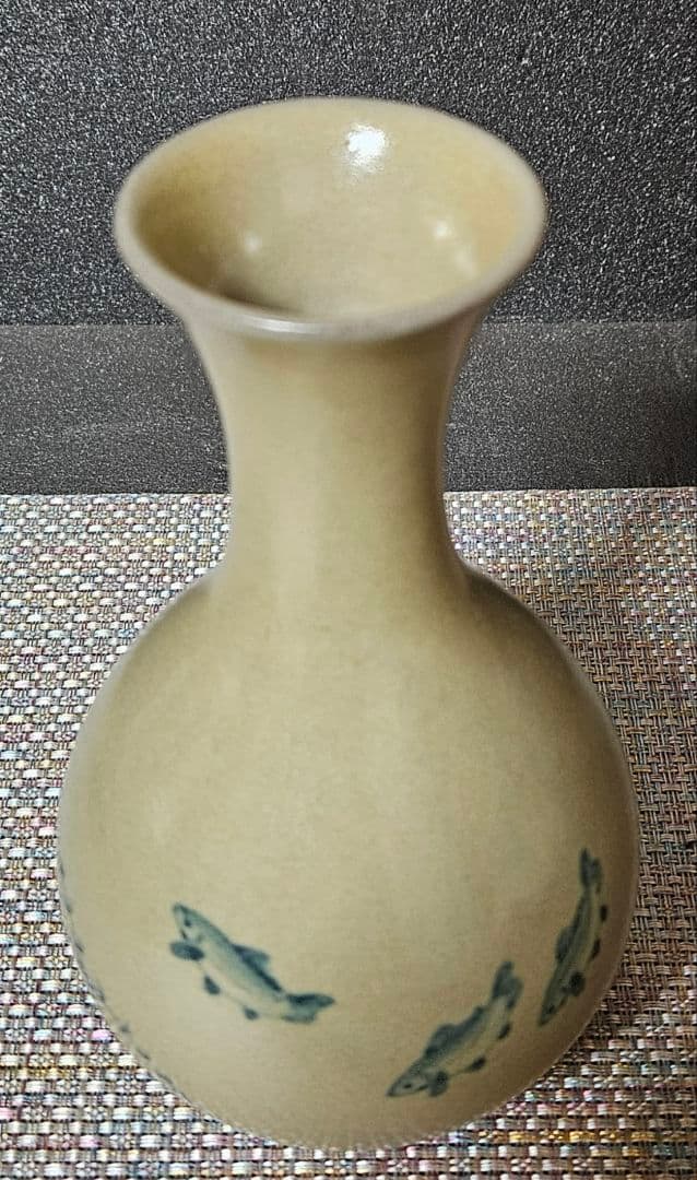 人間国宝　佐渡　無名異焼　五代 伊藤赤水 造　染付　水藻に魚の図　花入れ　共箱