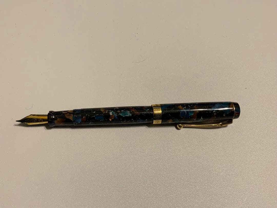 黒と青のマーブル模様 万年筆