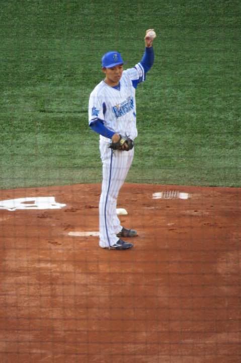 ベイスターズ  東選手直筆サイン入りビブル【額装】