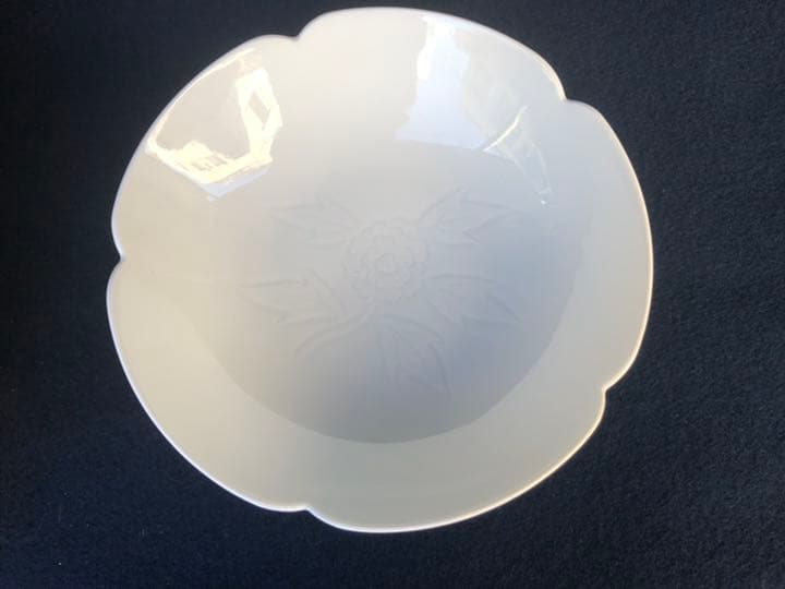 井上萬二作　白磁牡丹彫文　菓子鉢