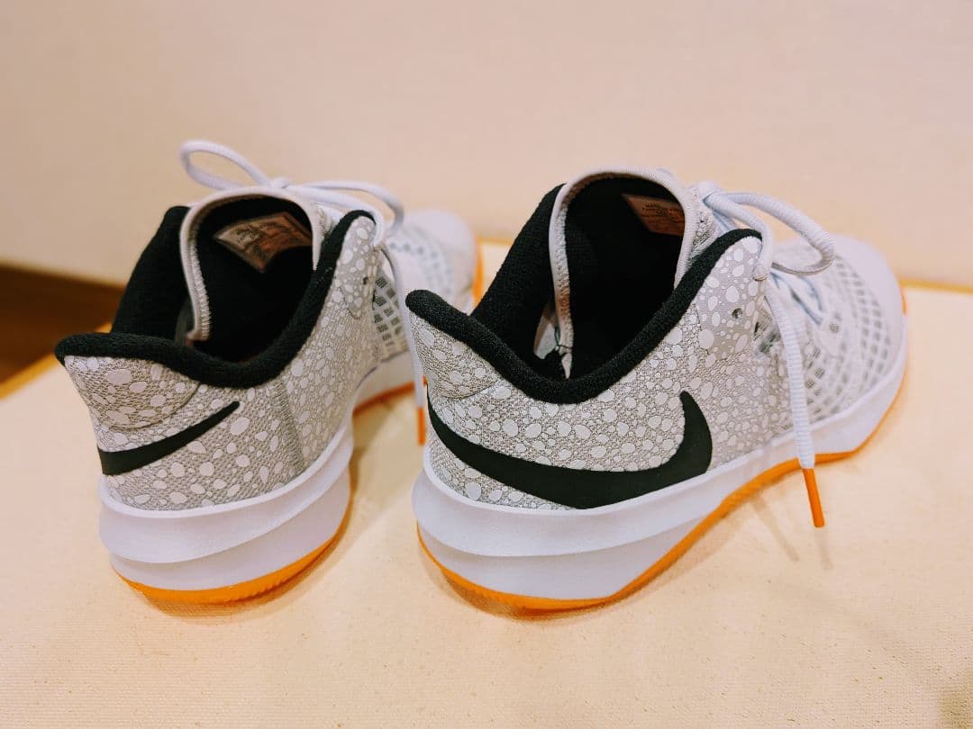 【新品】バレーボールシューズ　27.0cm　NIKE 専用箱有り