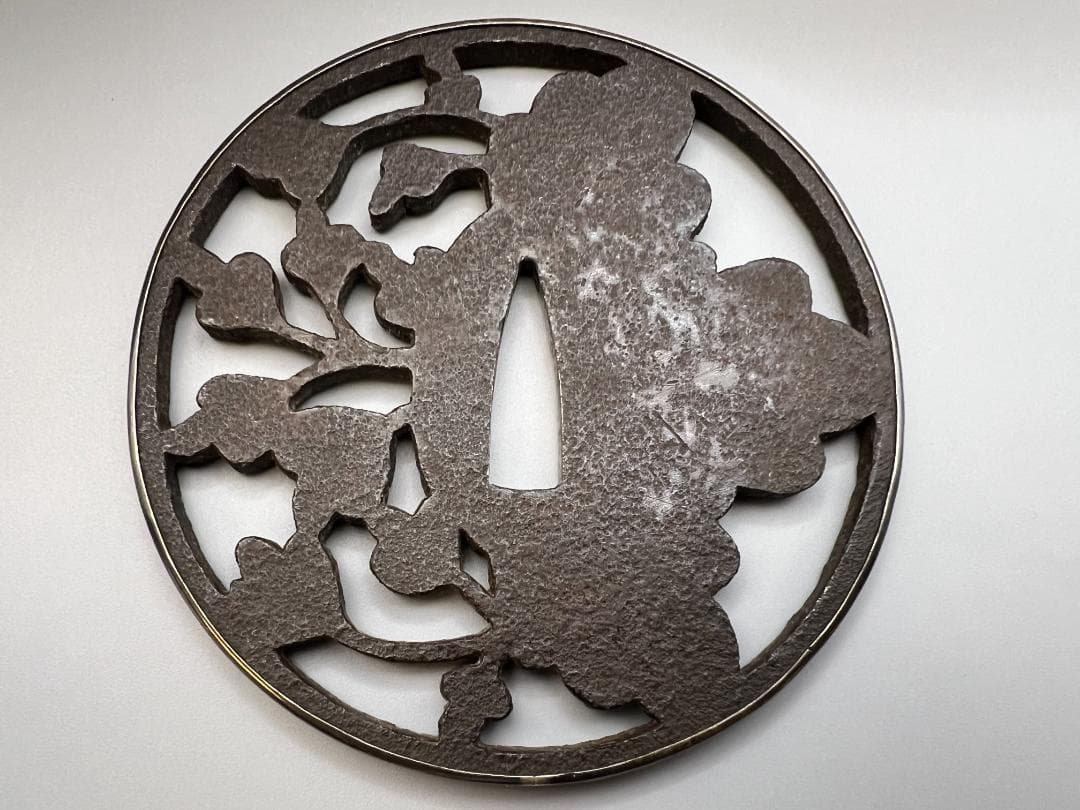 【海】室町時代　大振り　鉄地　桐花透　甲冑師鍔　鐔　銀枠　刀装具　専用箱付