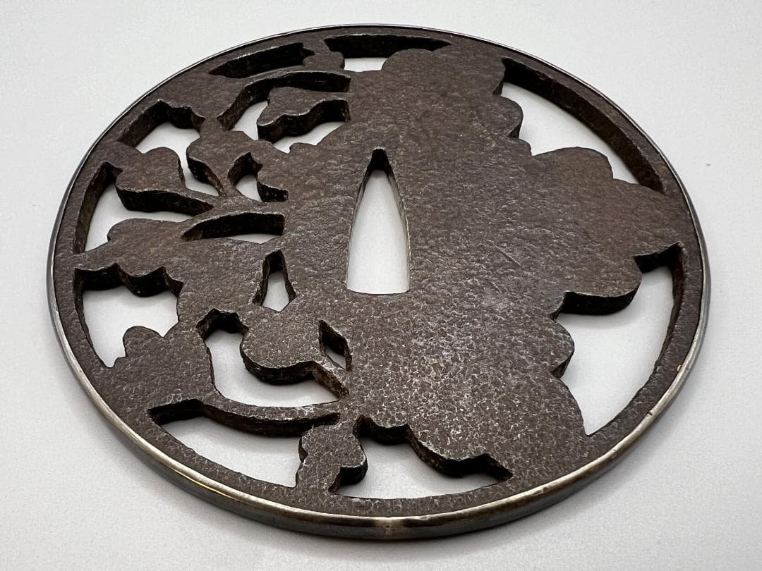 【海】室町時代　大振り　鉄地　桐花透　甲冑師鍔　鐔　銀枠　刀装具　専用箱付