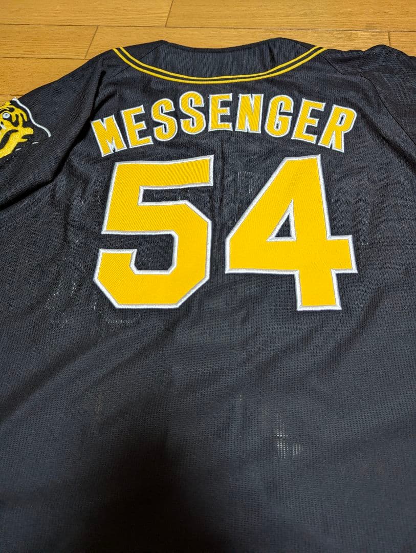 阪神　ユニフォーム　黒ビジター　メッセンジャー ユニフォームMサイズ