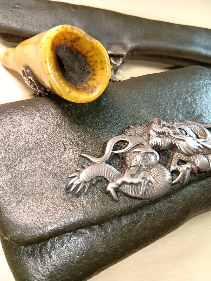 煙管入れ　龍前金具　極上美品金工梅金具根付