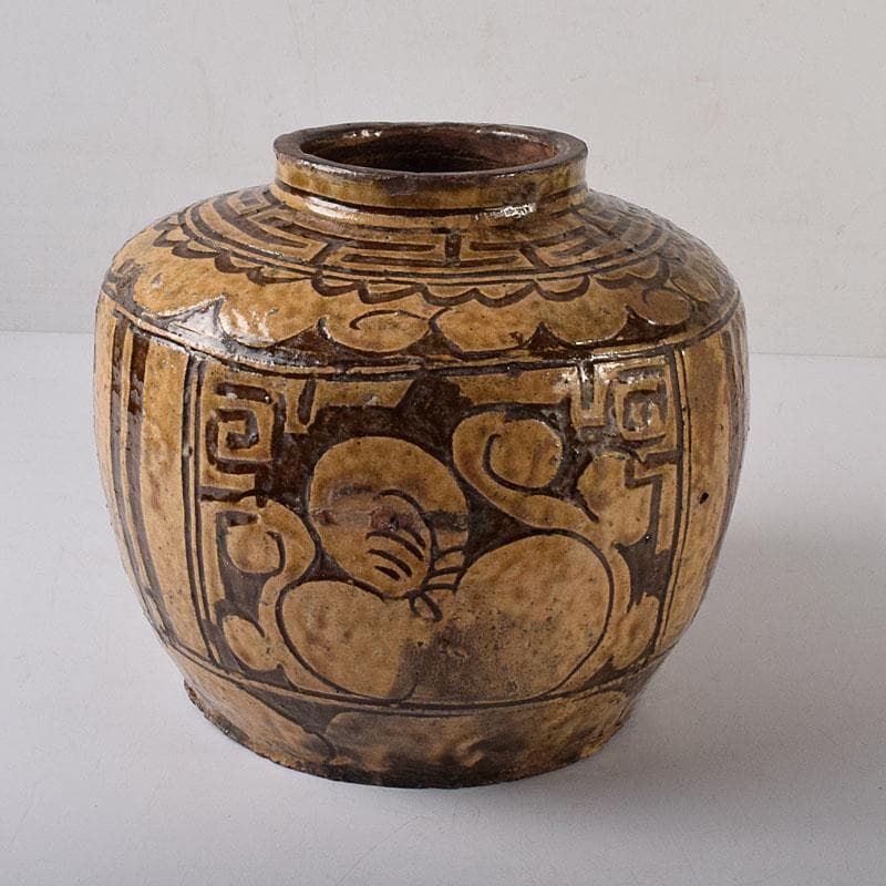 琉球陶器　壺屋焼　褐釉掻き落とし花文壺　時代箱　C　7752C