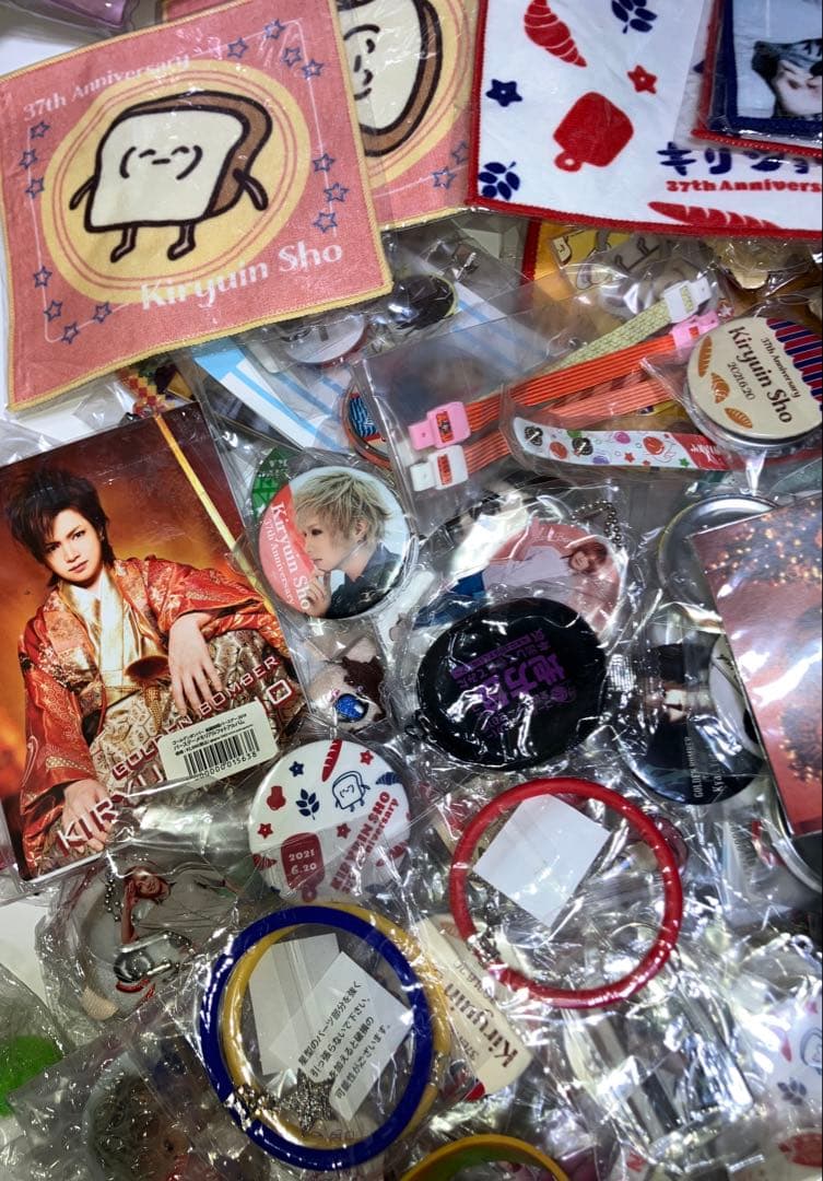 ゴールデンボンバー グッズたくさん大量セット バッジ アクスタ タオルなど