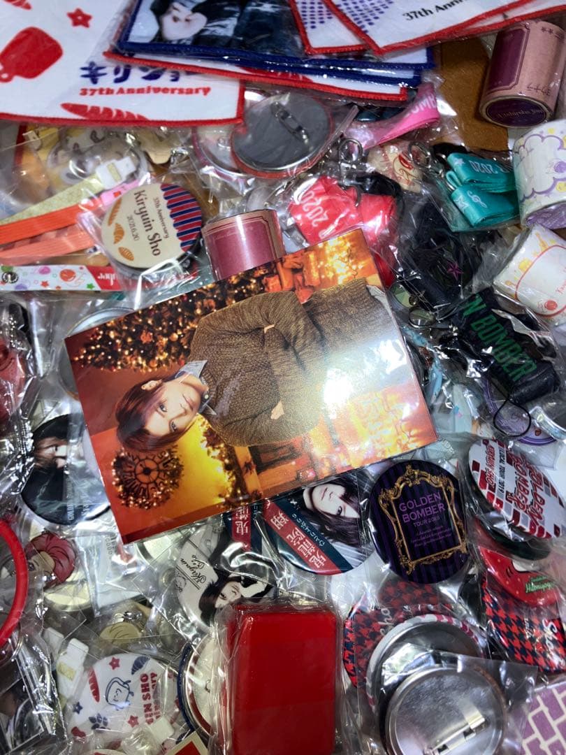 ゴールデンボンバー グッズたくさん大量セット バッジ アクスタ タオルなど