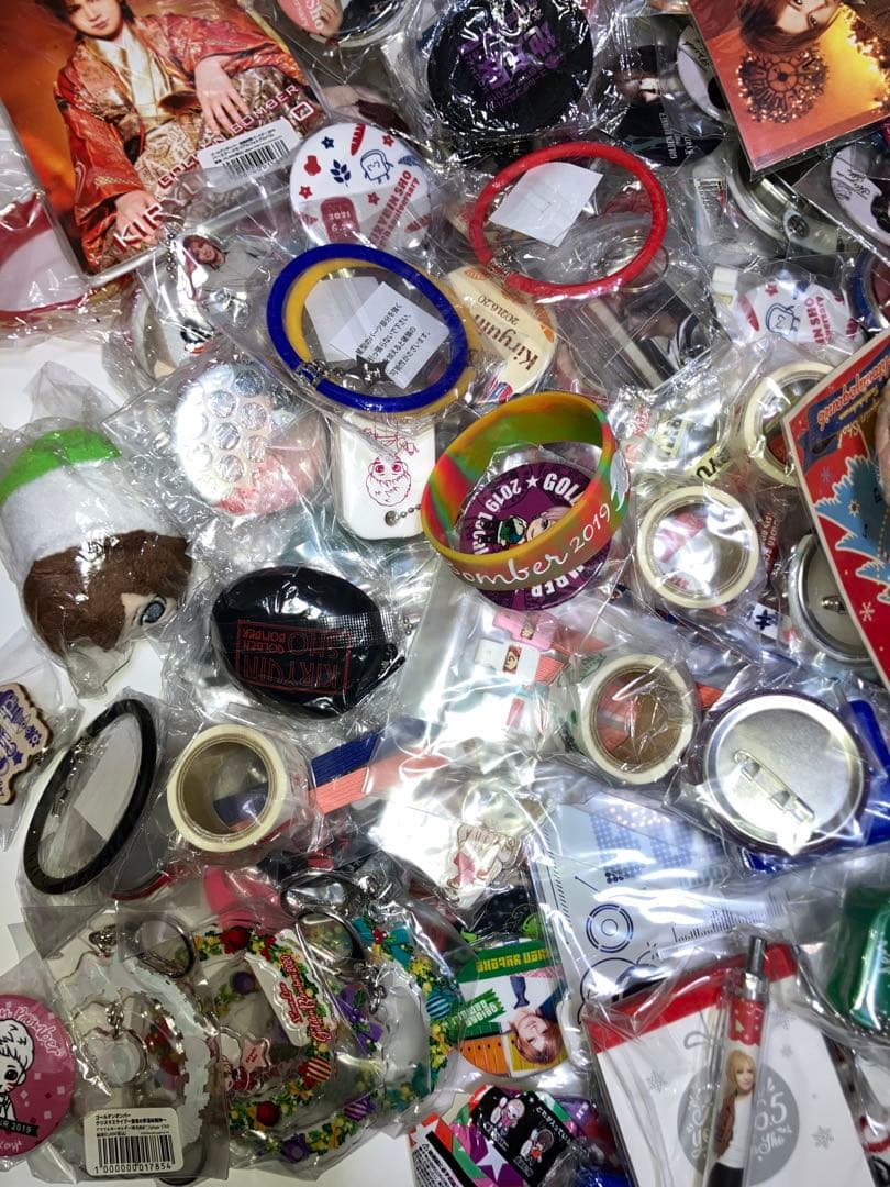 ゴールデンボンバー グッズたくさん大量セット バッジ アクスタ タオルなど