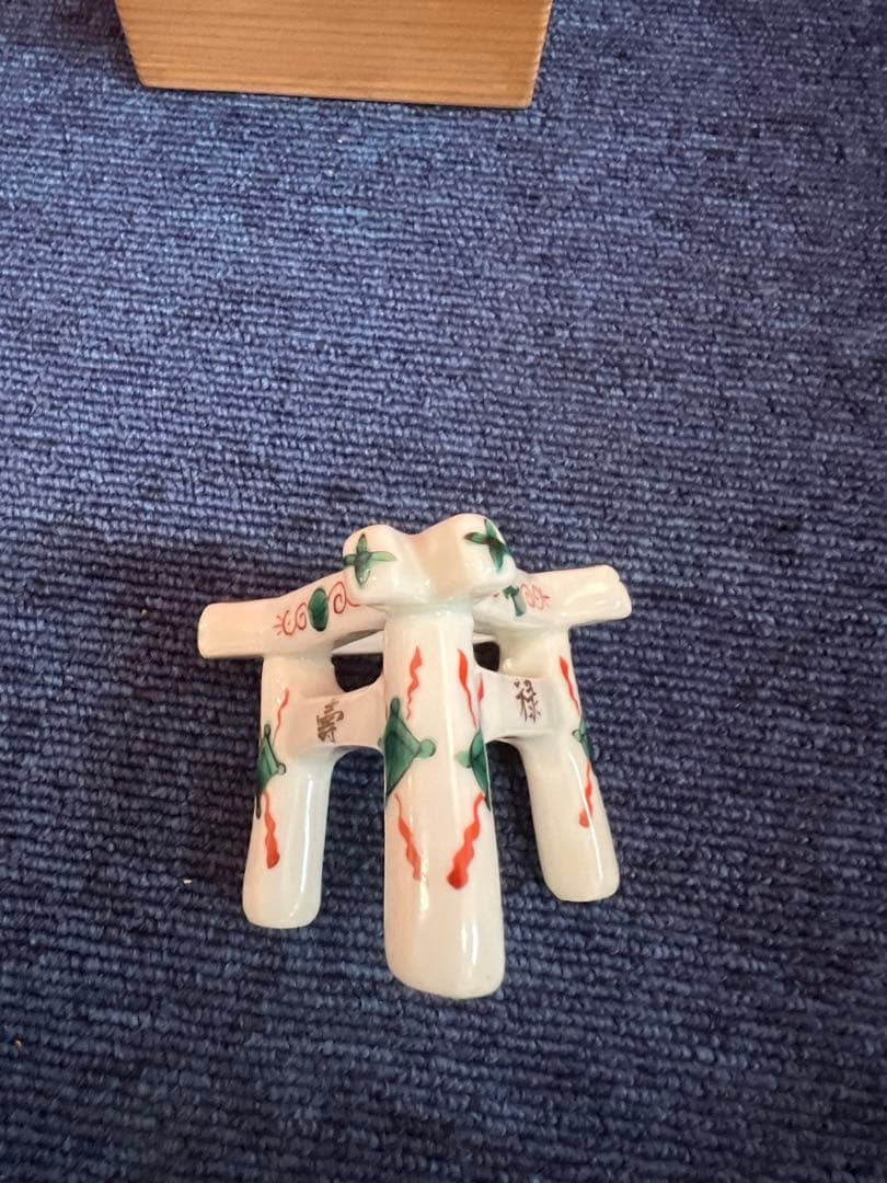 1219【茶道具】京焼　高野昭阿弥造　福禄寿　赤絵三ツ鳥居蓋置　未使用