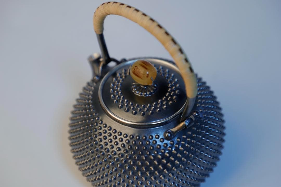 純銀製 玉霰打出 琥珀摘蓋 藤手 あられ湯沸 銀瓶 煎茶道具