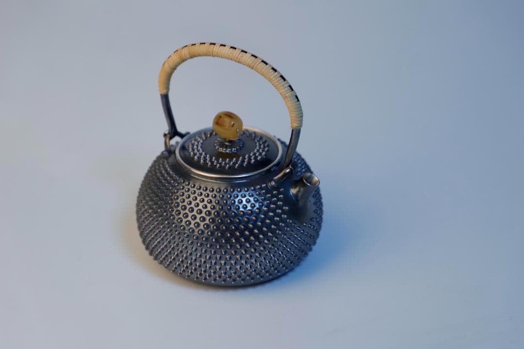 純銀製 玉霰打出 琥珀摘蓋 藤手 あられ湯沸 銀瓶 煎茶道具