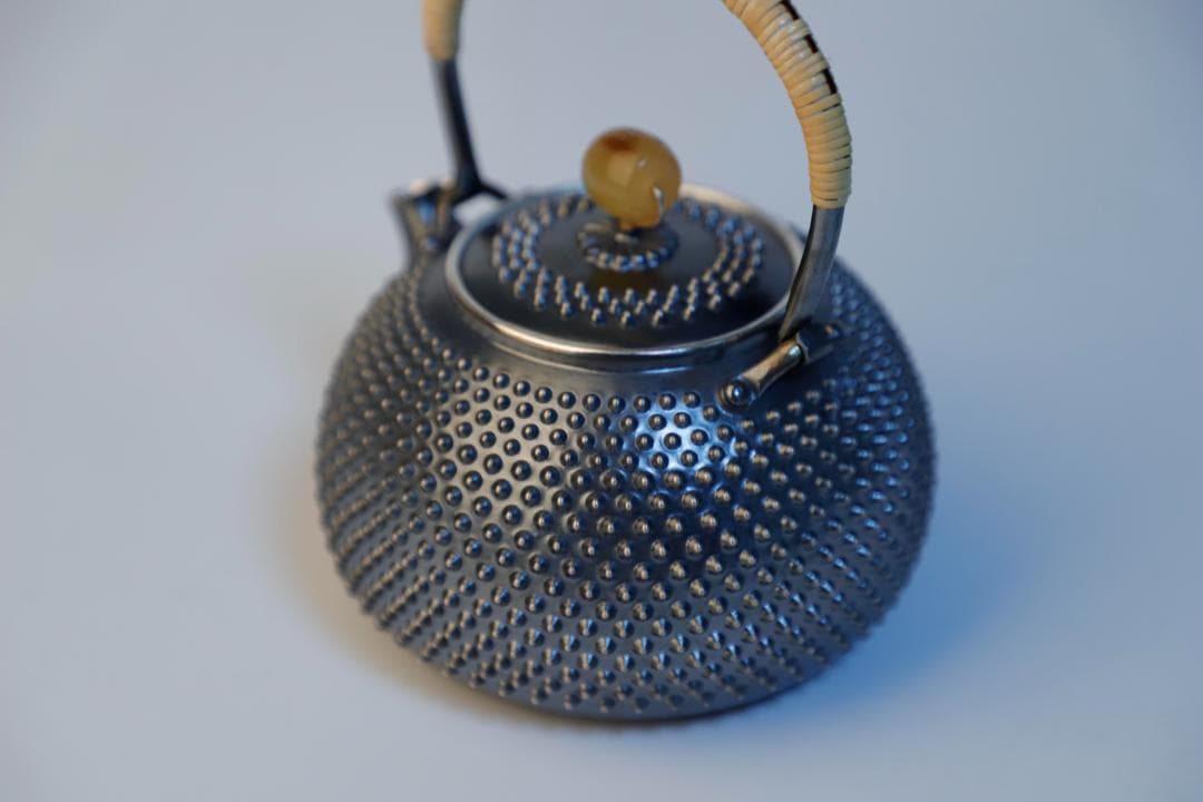 純銀製 玉霰打出 琥珀摘蓋 藤手 あられ湯沸 銀瓶 煎茶道具