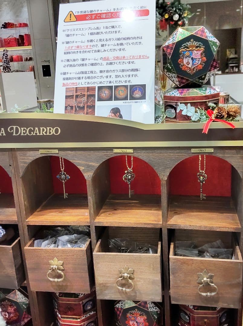 新宿伊勢丹　青山デカーボ　エンブレム缶　お城缶　鍵チャーム、マグネット付