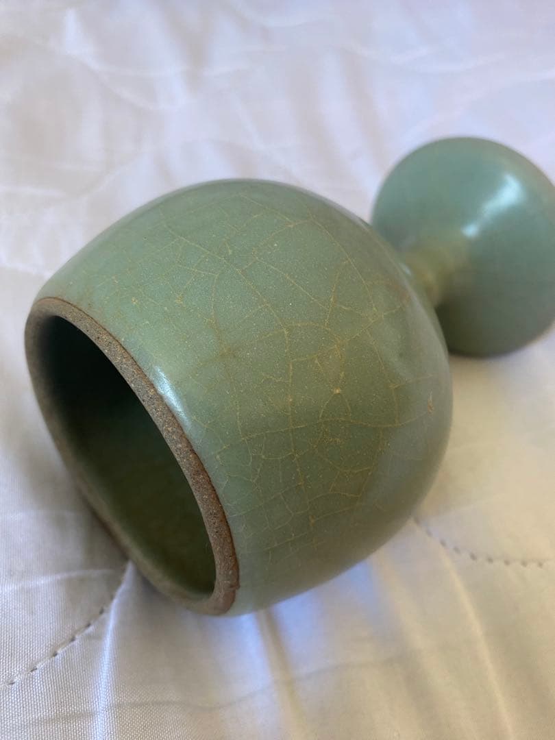 宋代青瓷高足杯、淡い緑色の脚付きカップ