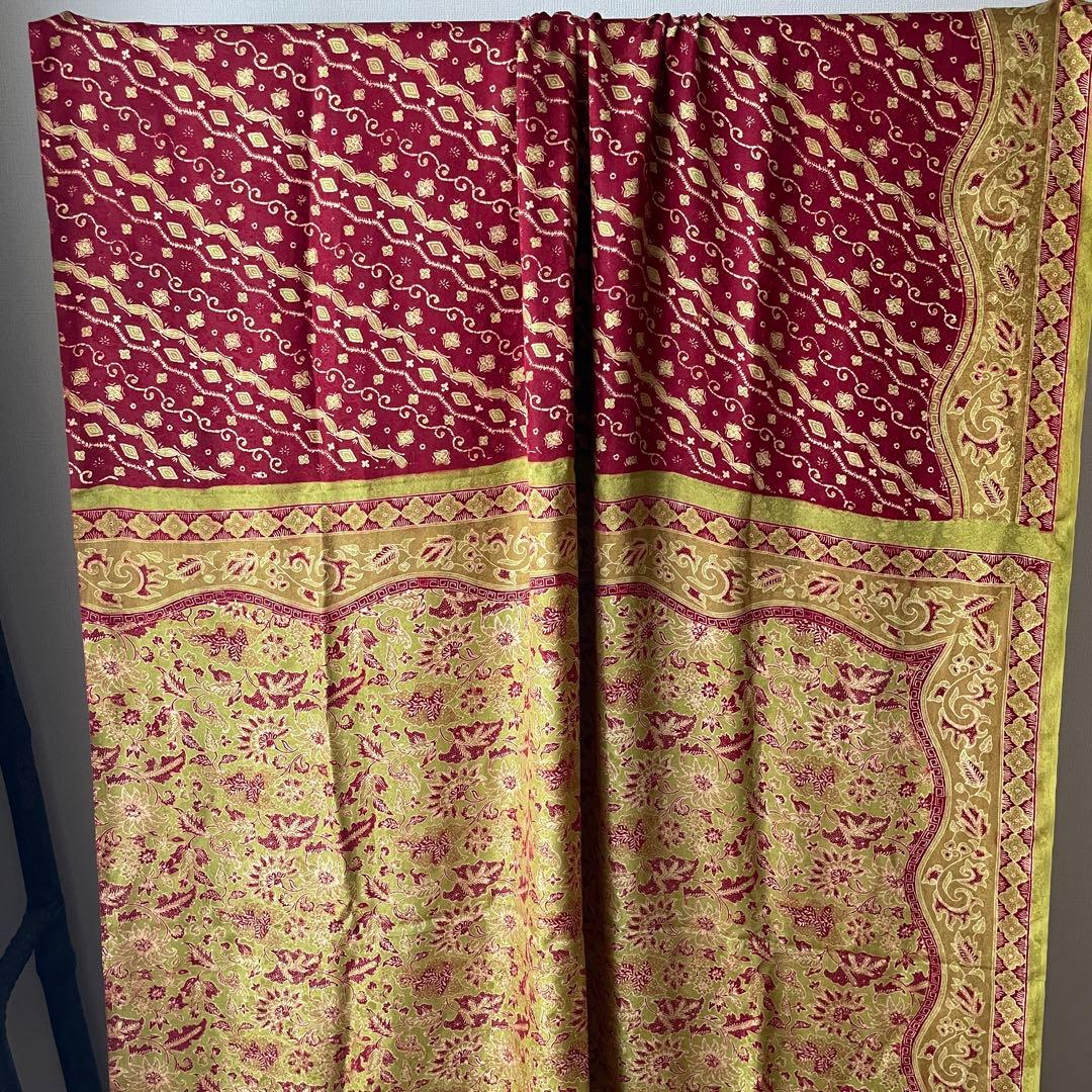 インドネシア　ジャガードシルク手描きバティック　レッド　グリーン