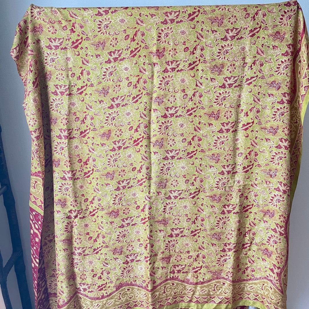 インドネシア　ジャガードシルク手描きバティック　レッド　グリーン
